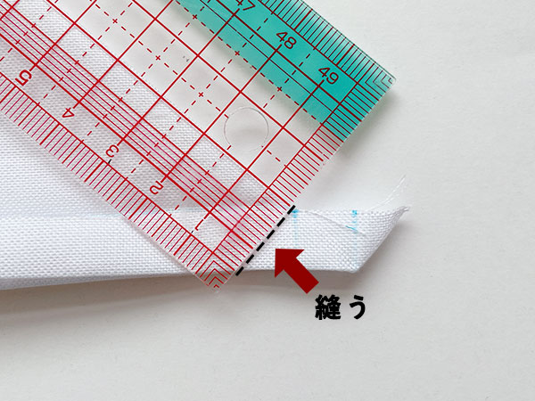 方眼定規があると直角に線を引きやすいですよ